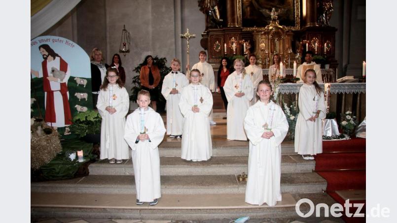 Sieben Buben und Mädchen aus Fuchsmühl traten zum ersten Mal an den Tisch des Herrn. Begleitet wurden sie von ihren Eltern und Verwandten, Pfarrer Joseph, den Tischmüttern und ihren Lehrerinnen von der Wiesauer Grundschule. Bild: wro