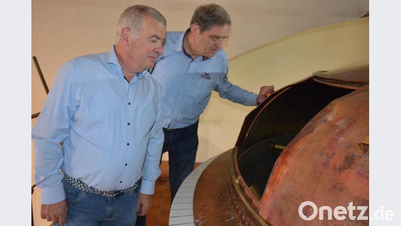 Interessiert schauen die beiden Mitterteicher Zoiglwirte Willi Oppl (links) und Hans Lugert in den Maischebottich, dort wo der köstliche Mitterteicher Zoigl hergestellt wird. Gebraut wird im Kommunbrauhaus der Stadt Mitterteich Bild: jr