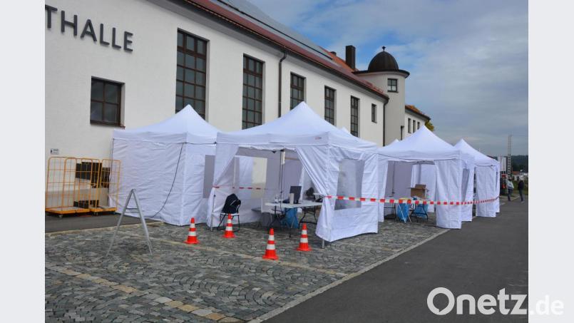 Gestern Montag war die Corona-Teststation bei der Stadthalle in Waldsassen aufgebaut, von 12 bis 20 Uhr wurden Menschen getestet. Bild: jr