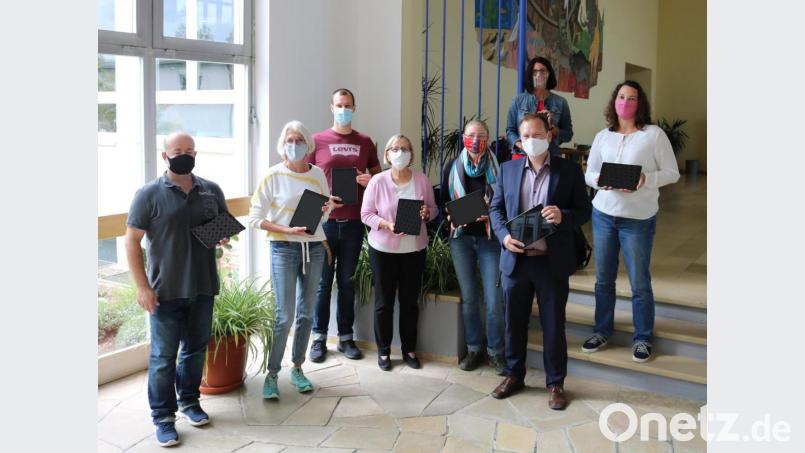 Tobias Steuer (Dritter von links) übergab die Geräte an Informatiklehrer Silvio Schömann, Grundschullehrerin Marion Pfeifer, Rektorin Hedwig Forster, Grundschullehrerin Ulrike Keck, Bürgermeister Christian Porsch, Konrektorin Marion Vogel und die EDV-Beauftragte der Gemeinde Speichersdorf, Kämmerin Michaela Hösl (von links). Bild: Gemeinde Speichersdorf/exb