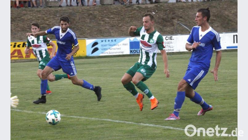 Die Fußballer des SV Schwarzhofen (blaue Trikots) können derzeit ihrem Hobby nicht nachgehen. Bild: Hirsch