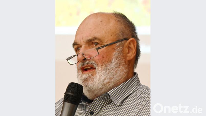 Sepp Bichler, Geschäftsführer der Energiebauern GmbH, sagt, dass zur Energiewende auch großflächige Freiflächen-Photovoltaikanlagen gebraucht würden. Bild: gf
