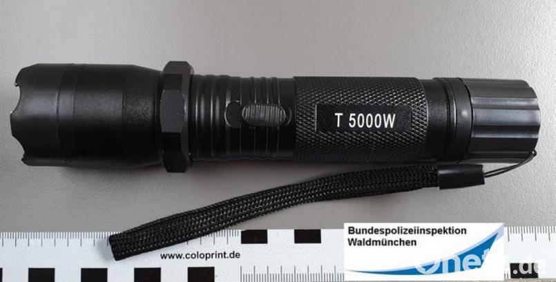 Elektroschocker getarnt als Taschenlampe. Bild: Bundespolizei