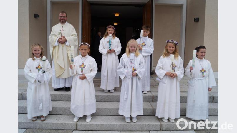 Die sieben Erstkommunionkinder aus Bechtsrieth und Trebsau mit Pfarrer Thomas Stohldreier nach ihrer eigenen Feier in der Pfarrkirche Schirmitz. Bild: du