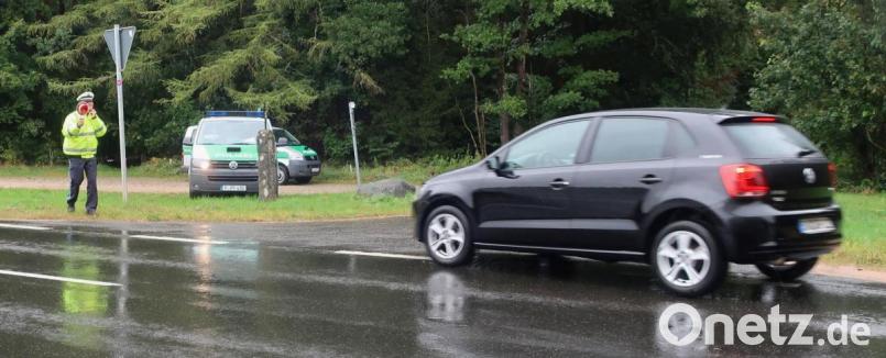 Die Kontrollaktion der Polizei war wenig ergiebig: Der Dauerregen zwang die Autofahrer zum langsam Fahren. Bild: Hirsch