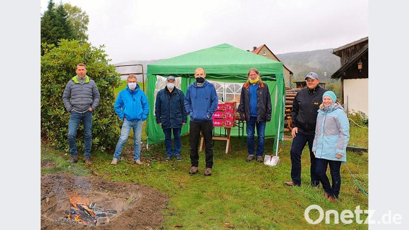Mit einfachen Mitteln in der Natur kochen lernen konnten die Teilnehmer des Kurses „Outdoor-Kochen“ der Öko-Modellregion Steinwald unter der Leitung von Koch Michael Wildenauer (Mitte). Der Projektmanager der Öko-Modellregion, Günther Erhardt (Dritter von links), überreichte an alle Teilnehmer zur Erinnerung einen Kochlöffel mit goldenem Band. Bild: bsc