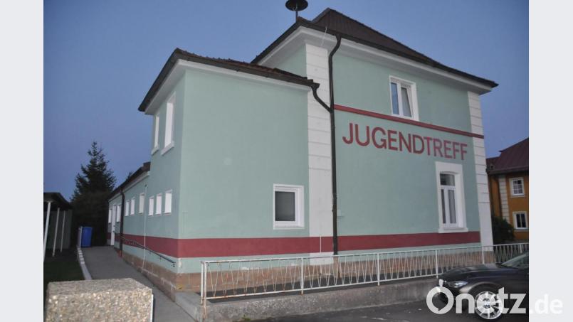 Energetisch saniert sind der Jugendtreff und das Haus der Vereine mit neuem barrierefreien Zugang an der Gebäuderückseite. Die Gemeinde arbeitet derzeit ein Konzept aus, wie das Anwesen künftig genutzt werden kann. Bild: ak