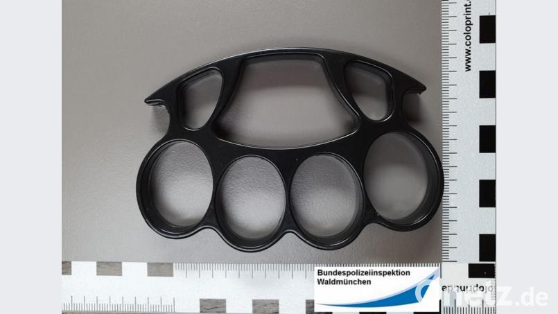 Auch einen Schlagring haben die Polizisten bei den jungen Männern gefunden. Bild: Bundespolizei