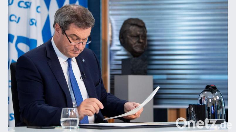 Markus Söder (CSU), Parteivorsitzender und Ministerpräsident von Bayern, sitzt beim virtuellen Parteitag vor seiner Rede in seinem Büro in der CSU-Landesleitung. Auf seinem Schreibtisch steht eine Tasse mit der Aufschrift "Winter is coming/Winter is here· und einem Motiv aus der Fernsehserie "Game of Thrones". Bild: Sven Hoppe