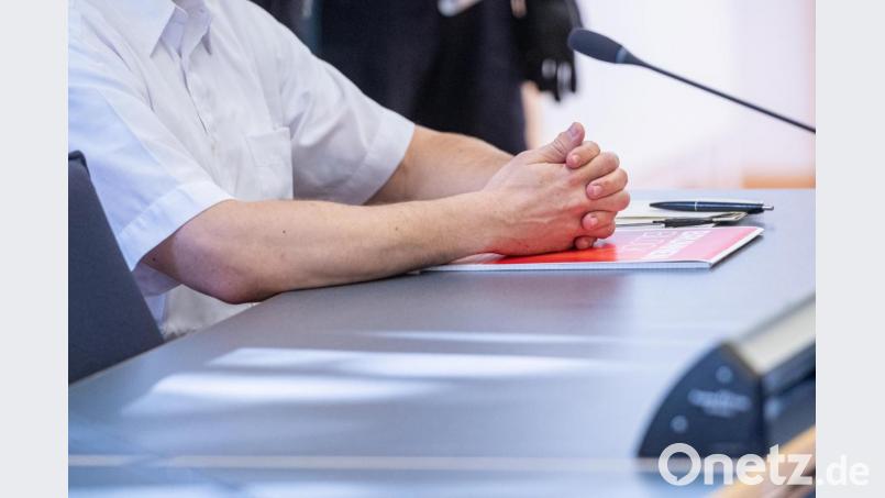 Der Angeklagte sitzt im Verhandlungssaal des Landgerichts. Archivbild: Armin Weigel/dpa
