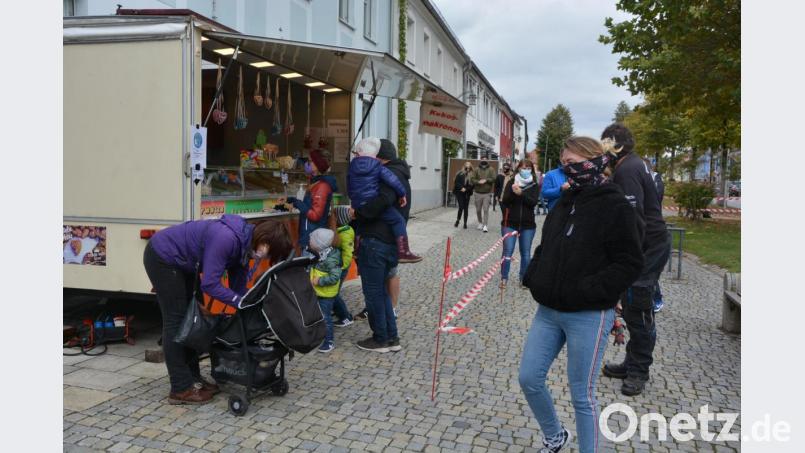 Maskenpflicht herrschte am Sonntag auf dem Michaelimarkt in Mitterteich. Bild: jr