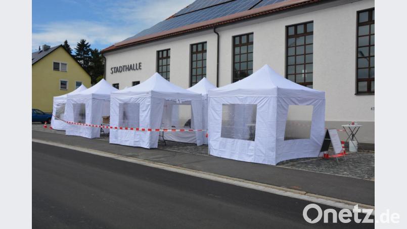 Die kleine weiße Zeltstadt erregte durchaus Aufsehen. Heute sind die Corona-Tester in Mitterteich und morgen in Mähring zu Gast. Getestet werden vor allem Mitarbeiter aus der Firmen der Region, diese wurden vom Landratsamt angeschrieben. Bild: jr