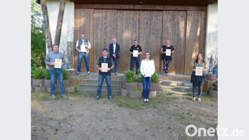 BLSV-Kreisvorsitzender Ernst Werner ehrt mit Hans und Matthias Wolfram, Bernd Heibl, Gerhard Lehner, Andrea Wolfram, Karin Bertl und Gudrun Heibl (von links) sieben verdiente, fast ausschließlich Gründungsmitglieder der „Hüttenjäger“. Bild: bk