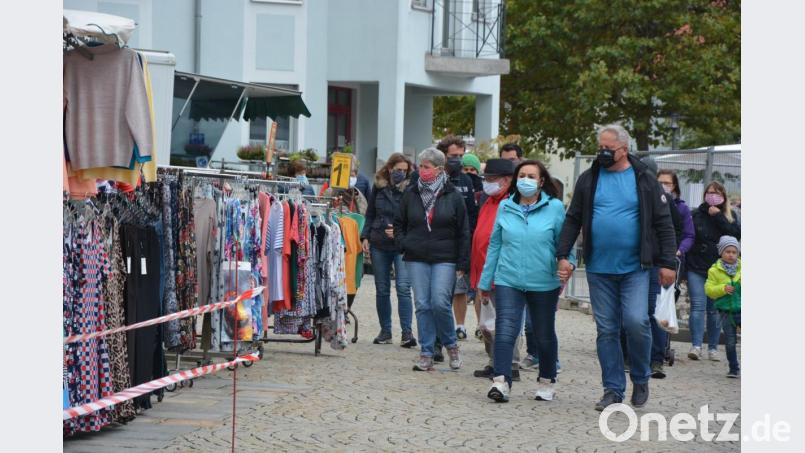 Maskenpflicht herrschte am Sonntag auf dem Michaelimarkt in Mitterteich. Bild: jr