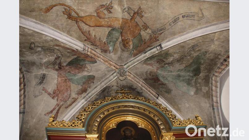 Während des dritten Kirchenbaus von Gebenbach von 1412 bis 1415 sind die Gemälde von den Symbolen der vier Evangelisten an der Decke der Apsis der Pfarrkirche entstanden, die bis heute erhalten sind. Zentrum der Decke sind die Gewölbeschlusssteine der zwei Kreuzjoche, die das Haupt Christi und das Lamm Gottes tragen. Bild: ads