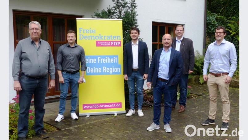 Die Kandidaten für die Bundestagswahl 2021 und die Delegierten für die Landesvertreterversammlung der FDP des Wahlkreises 232 Amberg-Neumarkt (von links): Jens Rohn, Amberg, Sascha Renner, Velburg, Nils Gründer, Bundestagskandidat aus Neumarkt, Enrico Pomsel, Neumarkt, Kreisvorsitzender
MdB Ulrich Lechte, Regensburg und Kilian Taubmann, Edelsfeld. Bild: jp