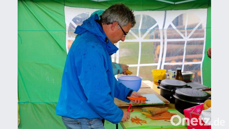 Karotten kamen als Unterlage in den Kochtopf, bevor er mit Fleisch gefüllt und im Erdloch verbuddelt wurde. Bild: bsc