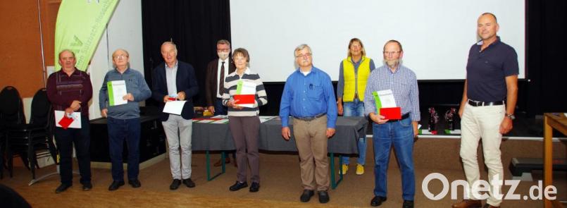 Ehrungen für 50 Jahre Mitgliedschaft im Deutschen Alpenverein (von links): Klaus Stubenvoll, Peter Stubenvoll, Konrad Huber, Bürgermeister Michael Göth, Inge Baumgärtner, Zweiter Vorsitzender Michael Scherer, Dritte Vorsitzende Elke Geck-Neidl, Karl Adelmann und Vorsitzender Bernhard Eisenreich. Bild: müb