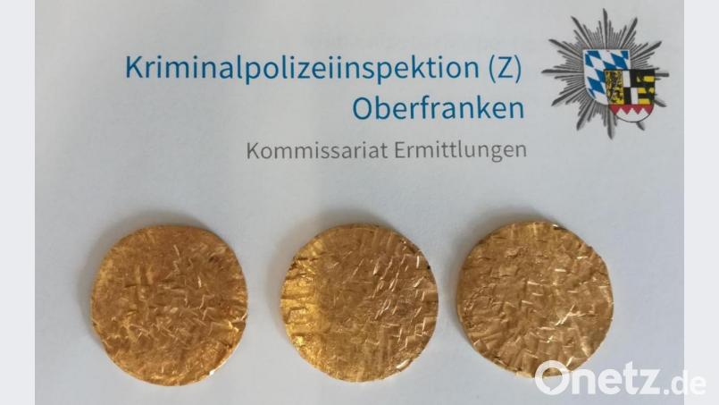 Diese Goldmedaillen im Wert von rund 7000 Euro kommen wieder zurück zum ursprünglichen Besitzer, der Gemeinde Pechbrunn. Bürgermeister Stephan Schübel ist von der tollen Polizeiarbeit begeistert. Er habe nicht mit einem Erfolg gerechnet. Bild: Kriminalpolizeiinspektion Oberfranken/exb