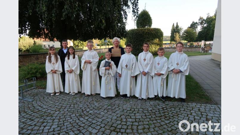 Stolz übergaben die Erstkommunionkinder aus der Gemeinde Freihung mit Kommunionmutter Yvonne Graf die Spende an die Leiterin der Seniorengemeinschaft, Barbara Mohr. Bild: rab