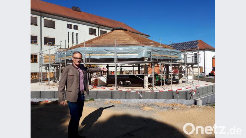 Bürgermeister Bernd Sommer freut sich, dass bei der Sanierung und Erweiterung der Aula der Markgraf-Diepold-Straße alles nach Plan läuft. Bild: pz