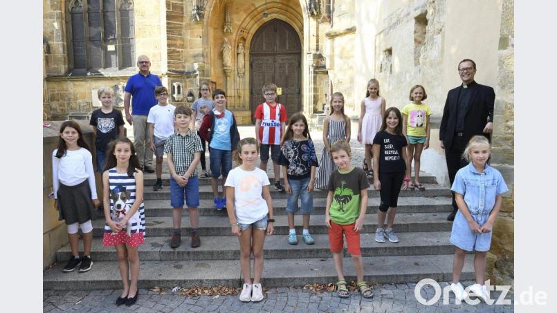 Ein gemeinsames Bild aller Erstkommunikanten von St. Martin in liturgischen Gewändern war heuer nicht möglich. Das Gruppenfoto mit Pfarrer Thomas Helm (zweite Reihe, rechts) und Diakon Richard Sellmeyer (hinten, links) entstand eine Woche vorher auf der Treppe neben der Sakristei. Bild: Hartl