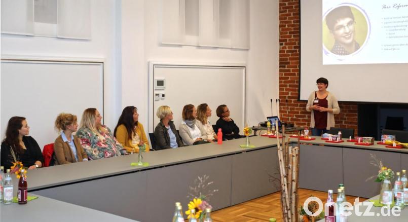 Über den Sinn oder Unsinn von Lebensmittel klärte im Sitzungssaal des Rathauses Diplom-Ökotrophologin (FH) Kristina Heinzel-Neumann auf. Bild: JOCHEN NEUMANN 
ERBENDORF