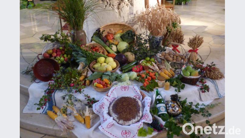 Mit dem Erntedankfest erinnern Christen an den engen Zusammenhang von Mensch und Natur. Gott für die Ernte zu danken, gehört zu allen Zeiten zu den religiösen Grundbedürfnissen. Traditionell werden in den Pfarrgemeinden die Altäre zum Abschluss der Ernte mit Feldfrüchten festlich geschmückt. Bild: mng
