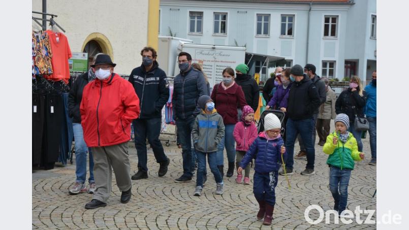 Maskenpflicht herrschte am Sonntag auf dem Michaelimarkt in Mitterteich. Bild: jr
