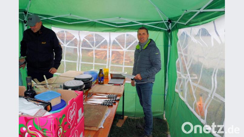 In einem Zelt zum Schutz vor dem Regen wurden die Vorbereitungen getroffen. Bild: bsc