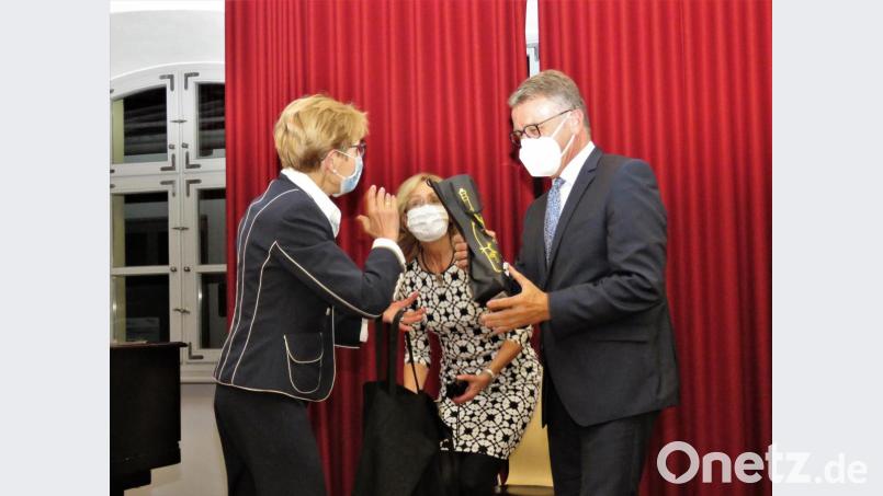 Auch Schulleiterin Gabriele Dill (li.) hatte Geschenke für Franz Stahl und Musuemsmitarbeiterin Herta Zölch dabei. Bild: ubb