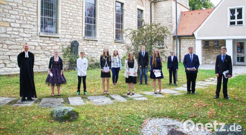 Pfarrer Christopher Zeh (links) freut sich mit den sieben Konfirmanden aus Thumsenreuth sowie den Konfirmationshelfern über einen großen Tag. Bild: njn