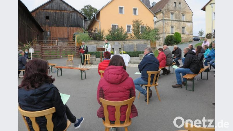 Die beiden Pfarrer Dirk Grafe und Thomas Kraus (von links) zelebrierten den ökumenischen Gottesdienst auf dem Dorfplatz in Oberndorf. Bild: jzk