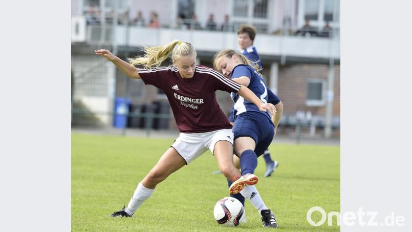 Marie Fechtner vom TSV Theuern II (links) im Zweikampf mit der Nabburger Linksverteidigerin Kathrin Süß. Das Duell zwischen dem Aufsteiger und dem amtierenden Meister entschied der TV Nabburg klar für sich. Bild: Hubert Ziegler