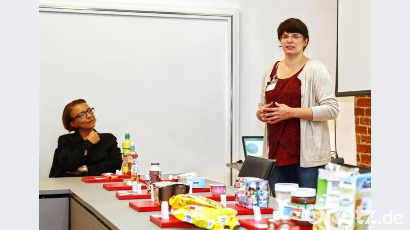 Auf dem Bild (von links) die Leiterin der Kinderkrippe TrIsmihan Düzgün-Yildirim und die Referentin des Abends Diplom-Ökotrophologin (FH) Kristina Heinzel-Neumann Bild: JOCHEN NEUMANN 
ERBENDORF