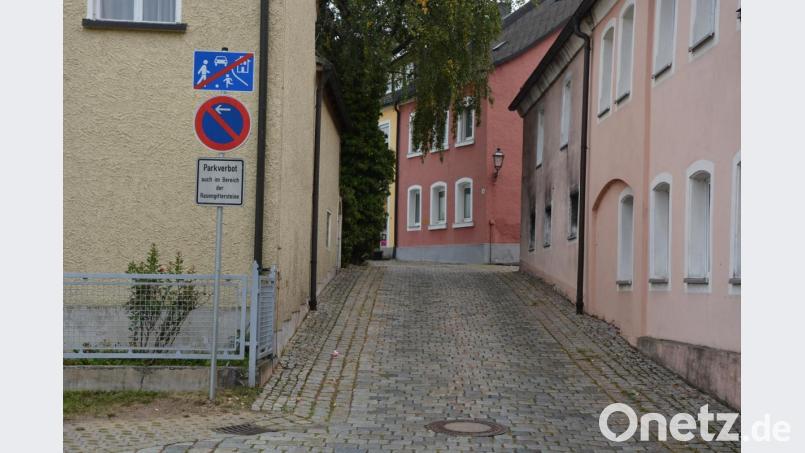 Der Verkehrsberuhigte Bereich gilt bis zur Ausfahrt aus dem Therese-Neumann-Platz hinter dem Resl-Haus (links). Bild: jr