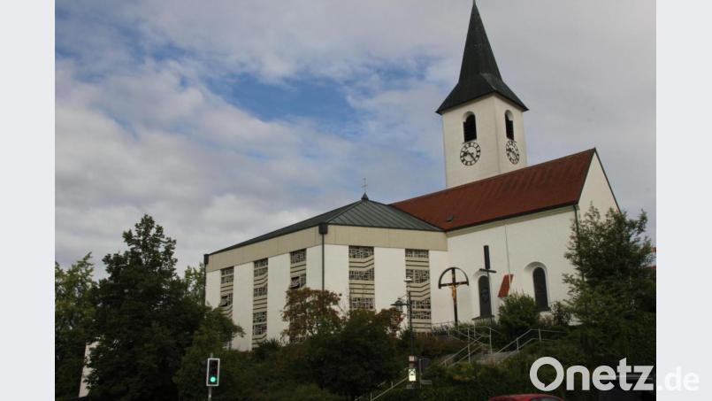 Die Ostansicht der Gebenbacher Martinskirche zeigt gut die Kombination des modernen Anbaus der Pfarrkirche aus den 80er-Jahren des 20. Jahrhunderts (l.) und des historischen Baus des Gotteshauses aus dem 15. Jahrhundert (r.) . Bild: ads