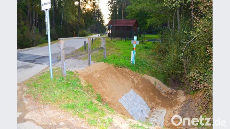 Nur ein Pfad ist der Bocklweg zwischen der Straße nach Pfrentschweiher und der Bogenschießanlage (Mitte). Zur besten Radlsaision verursachte ein verstopfter Durchlass bei der Querung zusätzliche Probleme. Bild: fjo