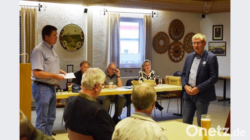 Bürgermeister Franz Badura (rechts) lobte gegenüber dem Vorsitzenden Tim Jüntgen den Einsatz des Fischereivereins für Natur und Umwelt. Bild: oe