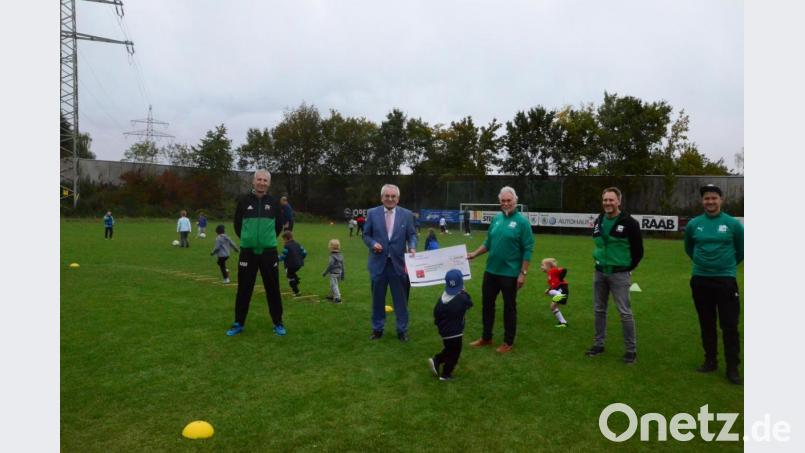 Sparkassen-Chef Ludwig Zitmann und Vereinspräsident Franz Bäumler freuen sich mit dem Trainerstab über die Eröffnung des neuen Fußballkleinfelds. Bild: Kunz