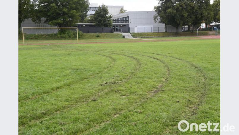 Die Spuren des Fahrzeugs sind auf dem Sportplatz beim Kepler Gymnasium deutlich zu erkennen. Bild: Petra Hartl