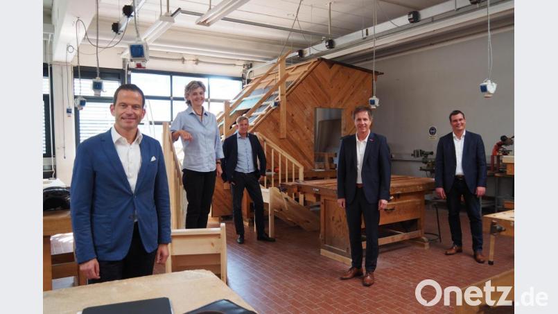 In der Holzwerkstatt des Berufsbildungszentrums der Handwerkskammer in Weiden treffen sich (von links) Bundestagsabgeordneter Albert Rupprecht, Kreishandwerkerschafts-Geschäftsführerin Christa Neubauer-Kreutzer, Berufsbildungszentrums-Geschäftsführer Tobias Knauer, der stellvertretende Hauptgeschäftsführer der Handwerkskammer Hans Schmidt und IHK-Geschäftsstellenleiter Florian Rieder. Bild: Bühner
