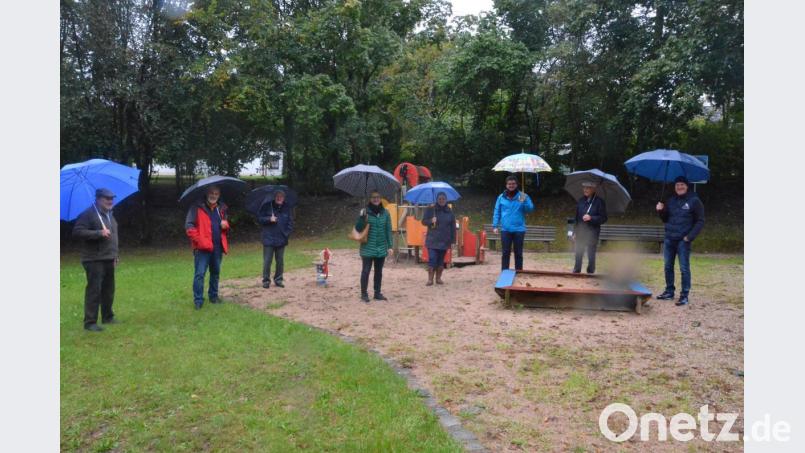 Bei der Ortsbegehung in Neunkirchen wurde der Kinderspielplatz An den Weihern unter die Lupe genommen. Bild: Kunz