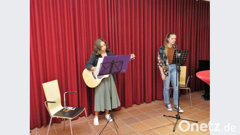 Hannah Plößner (links) und Christine Licha umrahmten die Vernissage musikalisch. Bild: ubb