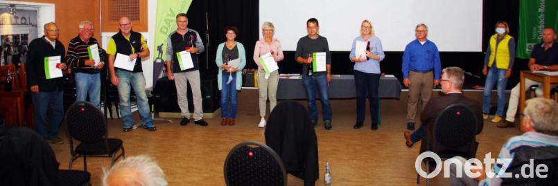 Auf 40 Jahre:DAV-Mitgliedschaft blicken (on links) Georg Schaller, Hermann Kederer, Thomas Riederer, Erwin Hufnagel, Birgit Berendes, Maria Müller, Bertram Stielper, Brigitte Riederer und Michael Scherer - hier zusammen mit der Dritten Vorsitzenden Elke Geck-Neidl und dem Vorsitzenden Bernhard Eisenreich - zurück. Bild: müb