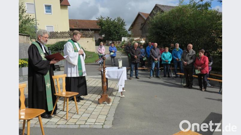 Die beiden Pfarrer Dirk Grafe und Thomas Kraus (von links) zelebrierten den ökumenischen Gottesdienst auf dem Dorfplatz in Oberndorf. Bild: jzk