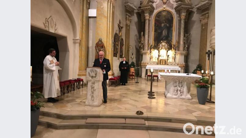 Der ehemalige ILS-Leiter Herbert Putzer brachte sich in den ökumenischen Gottesdienst in der Stadtpfarrkirche ein, den Kaplan Alexander Ertl (links) mit dem evangelischen Stadtpfarrer Dieter Schinke (rechts) zusammen mit den BRK-Mitstreitern feierte. Bild: dob