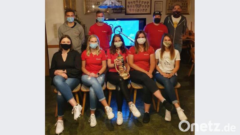 Die Kirwagemeinschaft Schwend hat gewählt: (hinten, von links) Michael Götz, der neue Vorsitzende Lukas Herrmann und sein Stellvertreter Jonas Huber, Dominik Feigl, (vorne, von links) Alina Fenk, Antonia Herbst, Julia Feigl, Nina Bär und Jennifer Weiß. Bild: exb