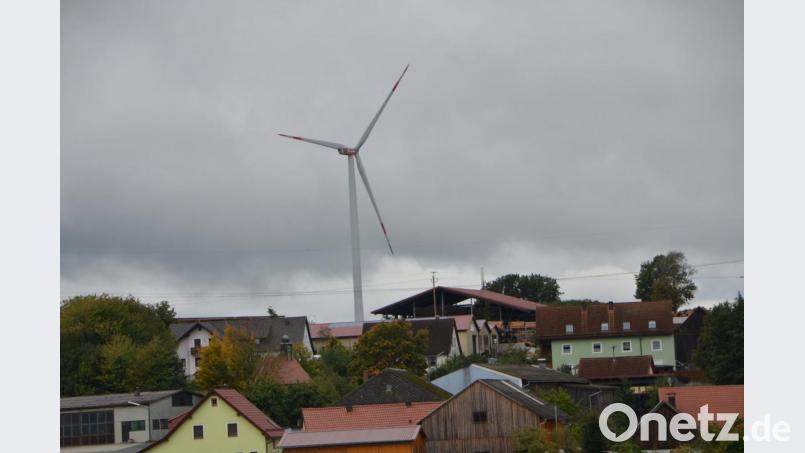Wenn es nach dem Willen der Freien-Wähler-Stadtratsfraktion geht, könnten sich auch bald auf dem Gebiet der Großgemeinde derartige Windräder drehen, wie hier bei Wittschau. Bild: dob
