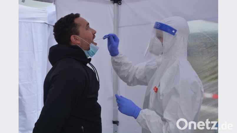 Freiwillig und kostenlos können sich Menschen in der Teststation auf Corona testen lassen, das Ergebnis gibt es innerhalb von 24 bis 36 Stunden. Eine vorherige Anmeldung beschleunigt die Untersuchungen. Bild: jr